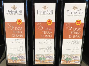 Viersen, Almanya - 9 Ekim. 2023: İtalyan Primoli zeytinyağı şişelerine yakın çekim