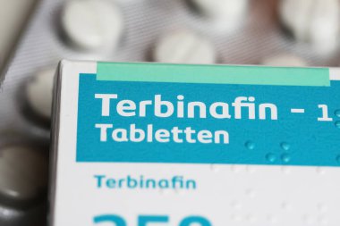 Viersen, Almanya - 9 Ekim. 2023: Tırnak mantarı tedavisi için Terbinafin haplarının kapanışı