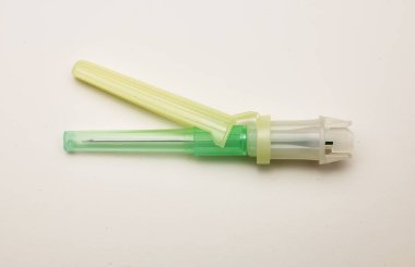 İzole edilmiş tek kullanımlık güvenli enjeksiyon kanülü iğnesine yakın çekim.