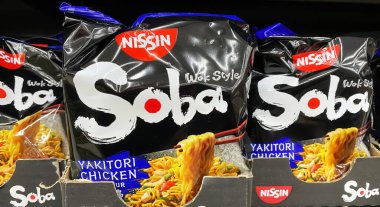 Viersen, Almanya - 9 Ekim. 2023: Nissin Soba Yakitori usulü hazır erişte paketleri