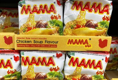 Viersen, Almanya - 9 Ekim. 2023: Paketlerin Kapanışı Mama doğu usulü hazır erişte tavuk aromalı