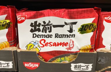 Viersen, Almanya - 9 Ekim. 2023: Paketlerin Kapanışı Nissin Demae Ramen Susam