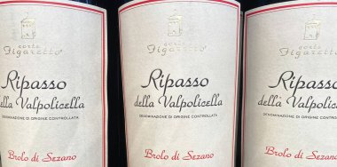 Viersen, Almanya - 9 Ekim. 2023: İtalyan Corte Figaretto Ripasso della Valpolicella şarap şişelerine yakın çekim