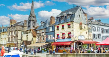 Honfleur, Fransa - 8 Ekim. 2015: Eski binalar, eski ve yeni yelkenli gemilerle güzel Normandiya limanı
