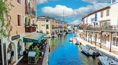 Port Grimaud, Fransa - 9 Haziran. 2016: Akdeniz kenti, yaz aylarında tekneleri, tatil evleri ve restoranları olan güzel su kanalı