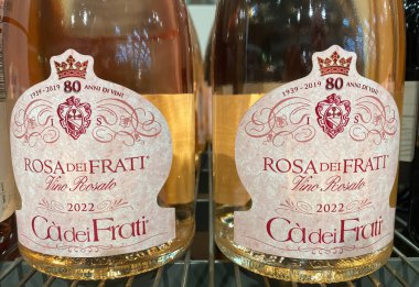 Viersen, Almanya - 23 Kasım. 2023: İtalyan şarabı Rosa dei Frati 'ye yakın çekim