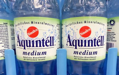 Viersen, Almanya - 23 Kasım. 2023: Sinalco Aquintell 'in maden suyu içtiği plastik şişelere yakın çekim