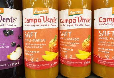 Viersen, Almanya - 23 Kasım. 2023: Demeter Campo Verde meyve suyu şişelerine yakın çekim