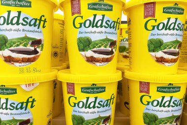 Viersen, Almanya - 23 Kasım. 2023: Kutuların kapatılması Grafschafter Goldsaft şeker pancarı şurubu ekmeği rafta serpildi