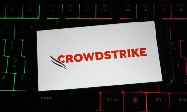 Viersen, Almanya - 9 Temmuz. 2023: Cep telefonunun klavyedeki kapanışı ve Crowdstrike şirketinin logosu