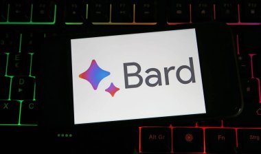 Viersen, Almanya - 9 Temmuz. 2023: Cep telefonunun Google Bard sohbet robotunun logo harfleriyle bilgisayar klavyesinde kapatılması