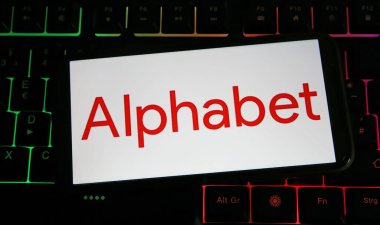 Viersen, Almanya - 9 Temmuz. 2023: Cep telefonunun Google Alfabe holding şirketinin logo harfleriyle bilgisayar klavyesinde kapatılması