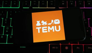 Viersen, Almanya - 9 Temmuz. 2023: Cep telefonunun bilgisayar klavyesinde Temu çevrimiçi pazarının logosu ile kapatılması