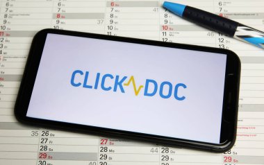 Viersen, Almanya - 9 Temmuz. 2023: Clickdoc doktorlarının online randevularının logosuna sahip akıllı telefon