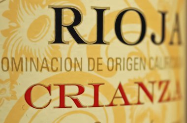 Viersen, Almanya - 9 Mayıs. 2023: Rioja kırmızı şarap Crianza şişe etiketi İspanyol kökenli D.O.C. Kaliteli şaraplar için yaşlanma adı