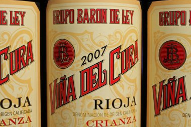 Viersen, Almanya - 9 Mayıs. 2023: Bodega Baron de Ley 'in yakın çekimi İspanyol Rioja Vina del cura kırmızı şarap şişeleri