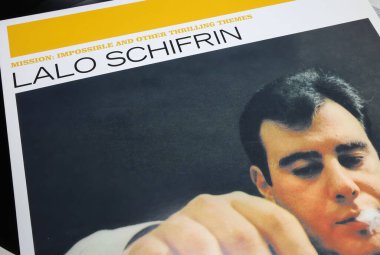 Viersen, Almanya - 9 Mayıs. 2023: Lalo Schifrin 'in ünlü film skorları koleksiyonuyla birlikte plak albümünün kapanışı