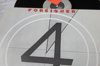 Viersen, Almanya - 9 Mayıs. 2023: 1981 'den kalma vinil albüm kapağı Foreigner 4