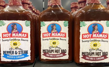 Viersen, Almanya - 9 Aralık. 2023: Şişelerin yakınlaştırılması Sıcak Anne barbekü sosu