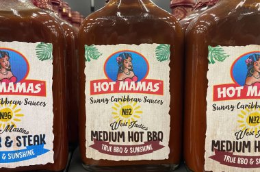 Viersen, Almanya - 9 Aralık. 2023: Şişelerin yakınlaştırılması Sıcak Anne barbekü sosu