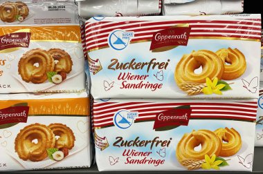 Viersen, Almanya - 9 Aralık. 2023: Coppenrath Wiener Sandringe kurabiyelerinin kapatılması