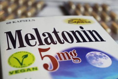 Viersen, Almanya - 9 Haziran. 2023: Melatonin kutusunun kapatılması Uyku bozukluğu tedavisi için 5 mg hap