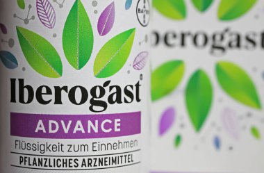 Viersen, Almanya - 9 Haziran. 2023: Gastrointestinal şikayetler için şişe bitkisel ilacın kapatılması Iberogast ilerlemesi