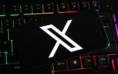 Viersen, Almanya - 9 Aralık. 2023: Bilgisayar klavyesindeki akıllı telefonun X eski twitter sosyal medya platformunun logosuyla kapatılması