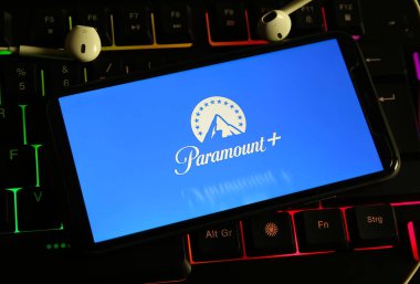 Viersen, Almanya - 9 Aralık. 2023: Bilgisayar klavyesindeki akıllı telefonun kapatılması ve paramount artı akış servisi logosu