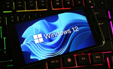 Viersen, Almanya - 9 Aralık. 2023: Microsoft 'un 12 pencereli logosu olan akıllı telefonun bilgisayar klavyesinde kapatılması