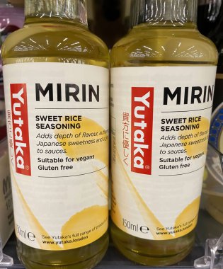 Viersen, Almanya - 9 Aralık. 2023: Japon Yutaka Mirin marka tatlı pirinç şişelerinin yakınlaştırılması