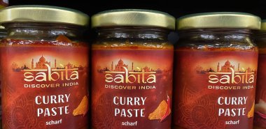 Viersen, Almanya - 9 Aralık. 2023: Hint Hint köri ezmesi kavanozlarının yakınlaştırılması