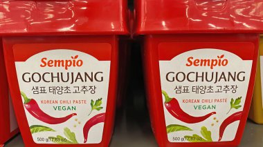 Viersen, Almanya - 9 Aralık. 2023: Konserve kutularına yakın çekim Sempio Gochujang Kore biber ezmesi