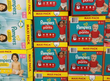 Viersen, Almanya - 9 Aralık. 2023: Üst üste istiflenmiş maksimum paketler Alman mağazasında bebek bezi kuru pantolonu