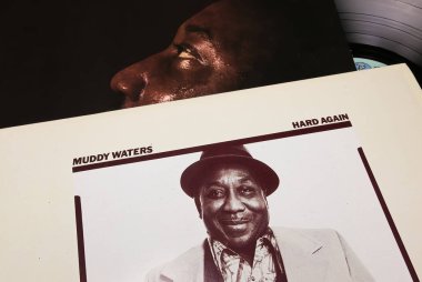 Viersen, Almanya - 9 Mayıs. 2023: Blues 'un Kapanışı şarkıcısı Muddy Waters' ın 1977 'den kalma plak kapağı albümü Hard