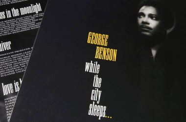 Viersen, Almanya - 9 Mayıs. 2023: Jazz Soul şarkıcısı George Benson 'ın kapak albümü 1986 yılında şehir uyurken