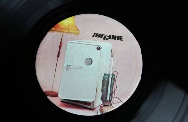 Viersen, Almanya - 9 Mayıs. 2023: The Cure grubunun kapanışı Vinil albüm etiketi Retro buzdolabı ve Hoover elektrikli süpürgesi olan üç hayali oğlan