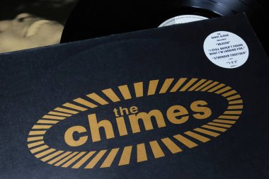 Viersen, Almanya - 9 Mayıs. 2023: The Chimes İngiliz soul grubu vinil cover albümünün kapağı