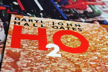 Viersen, Almanya - 9 Mayıs. 2023: Pop müzik ikilisi Daryl Hall ve John Oates 'in 1982' den kalma plak kapağı H2O