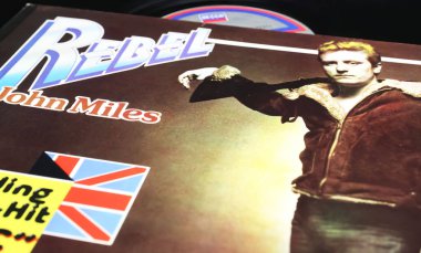 Viersen, Almanya - 9 Mayıs. 2023: John Miles 'ın 1976' dan kalma plak kapağı Rebel 'in hit single' ı Music