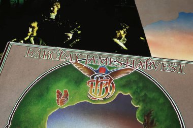 Viersen, Almanya - 9 Mayıs. 2023: Barclay James Harvest progresif rock grubu vinil albüm kapağı 1977 'den Dünya' ya geldi