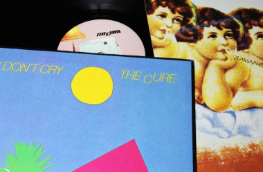 Viersen, Almanya - 9 Mayıs. 2023: The Cure grubunun plak kapağı koleksiyonu
