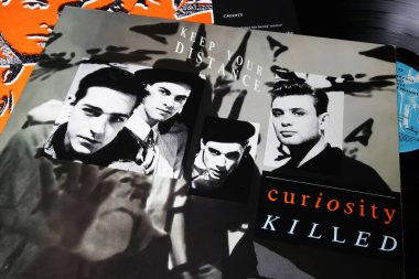 Viersen, Almanya - 9 Mayıs. 2023: Curiosity 'nin yakın çekimi 1987' deki İngiliz funk pop grubu vinil albüm kapağını öldürdü