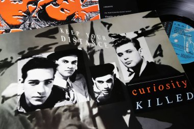 Viersen, Almanya - 9 Mayıs. 2023: Curiosity 'nin yakın çekimi 1987' deki İngiliz funk pop grubu vinil albüm kapağını öldürdü