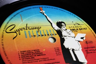 Viersen, Almanya - 9 Mayıs. 2023: 1979 'dan itibaren Supertramp plak şirketi Breakfast in America' nın yakın çekimi
