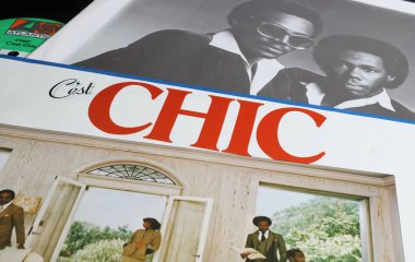 Viersen, Almanya - 9 Mayıs. 2023: Billboard Yılın hit albümü funk disco vinil albüm kapağı C est Chic 1978