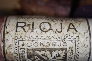 Viersen, Almanya - 9 Mayıs. 2023: Rioja şarap mantarının İspanyolca kökenli etiketi ile yakınlaştırılması