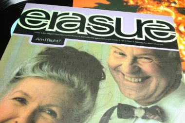 Viersen, Almanya - 9 Mayıs. 2023: Sentetik pop ikilisi Erasure Vinil Plak Maxi Single kapağı 1991 'de haklı mıyım?