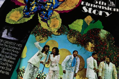 Viersen, Almanya - 9 Mayıs. 2023: Beşinci Boyut soul bandının kapanışı 70 'lerden hit şarkılar albümü cover' ı