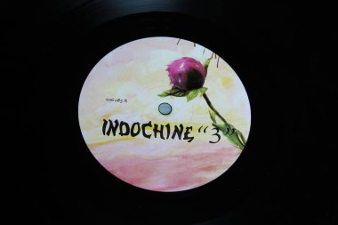Viersen, Almanya - 9 Mayıs. 2023: Fransız grubu Indochine vinil albüm etiketi 3